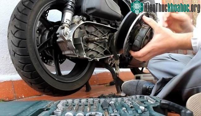 Nếu để xe lâu ngày, nên thay dầu động cơ, hộp số... để đảm bảo chất lượng.