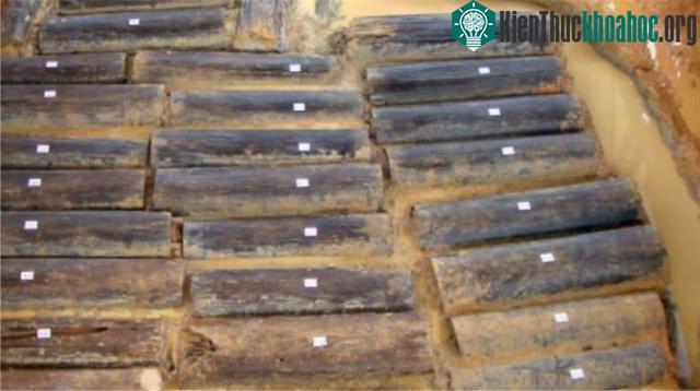 Các quan tài được đánh số trong lăng mộ.