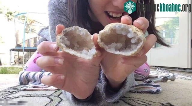 Đây không phải một viên đá thông thường mà là một tinh hốc.