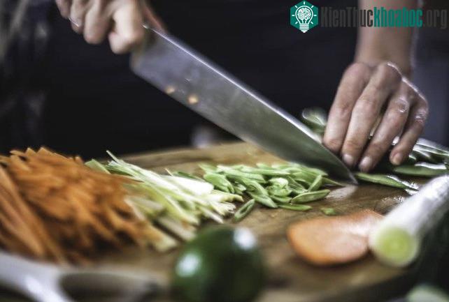 Không được dùng chung thớt cho việc thái thịt và thái trái cây, rau.