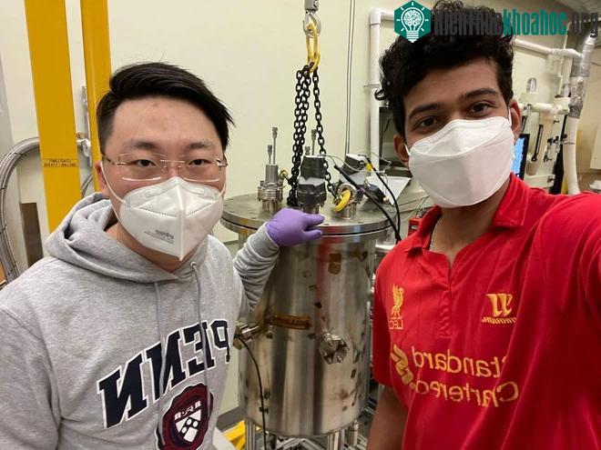 Hai tác giả nghiên cứu đứng trong phòng thí nghiệm của nhà vật lý học Zahra Fakhraai.
