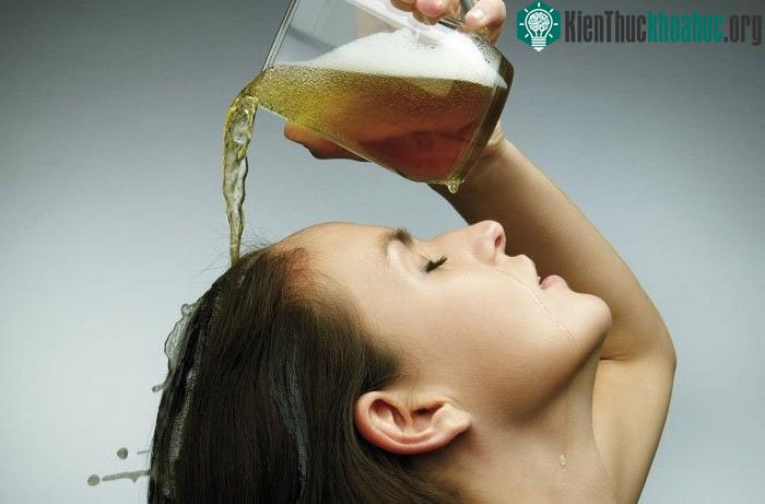 Bia giúp cho tóc của bạn trở nên sáng màu hơn.