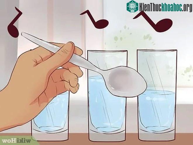 Khi chúng ta gõ vào thứ gì đó hoàn hảo và nhẵn bóng, âm thanh nghe được sẽ khá trong trẻo.
