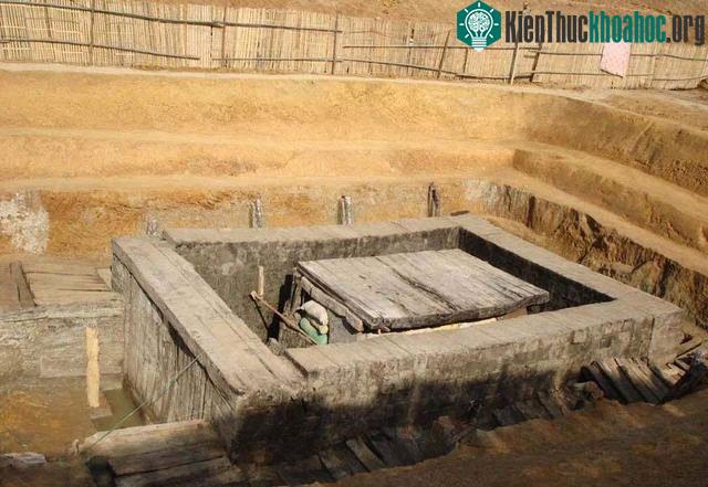 Lăng mộ được che chắn bởi những tấm tre nứa.
