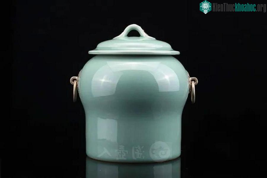 Trọng lượng của món đồ sứ có thể giúp các nhà sưu tầm xác định cổ vật thật giả.