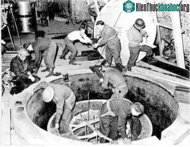Quân đội Mỹ và Anh tháo rời lò phản ứng hạt nhân đang xây dựng của Đức Quốc xã