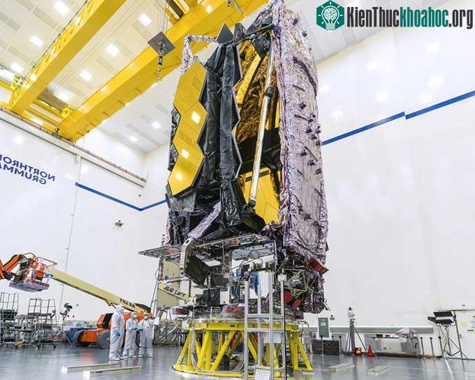 Các kỹ sư kiểm tra JWST trong cơ sở của Northrop Grumman