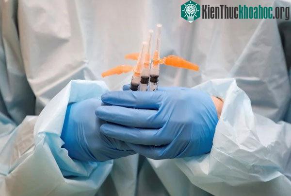 Vaccine COVID-19 là một dạng vaccine tiêm bắp, có nghĩa là nó được tiêm vào cơ. Nó được khuyến nghị tiêm vào cơ delta - cơ lớn giúp vai chuyển động