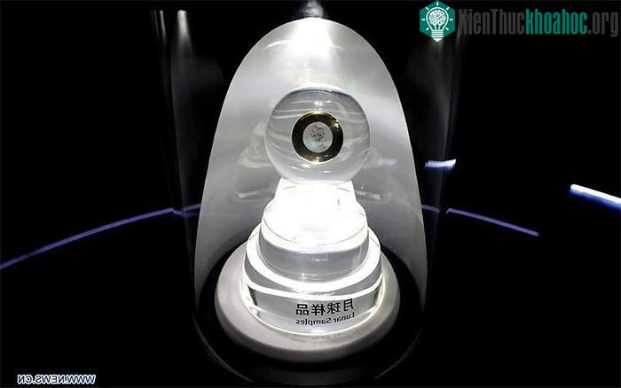 Mẫu vật từ Mặt Trăng được trưng bày tại bảo tàng.