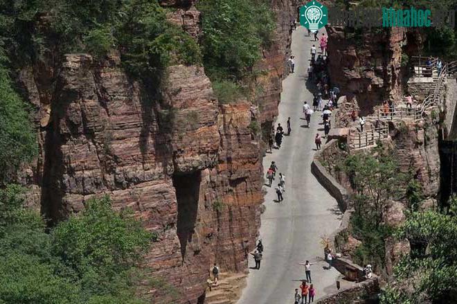 Khách du lịch chụp ảnh trên đường Guoliang