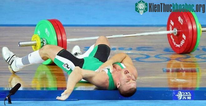 Tai nạn gây chấn thương thảm khốc của một vân động viên cử tạ.