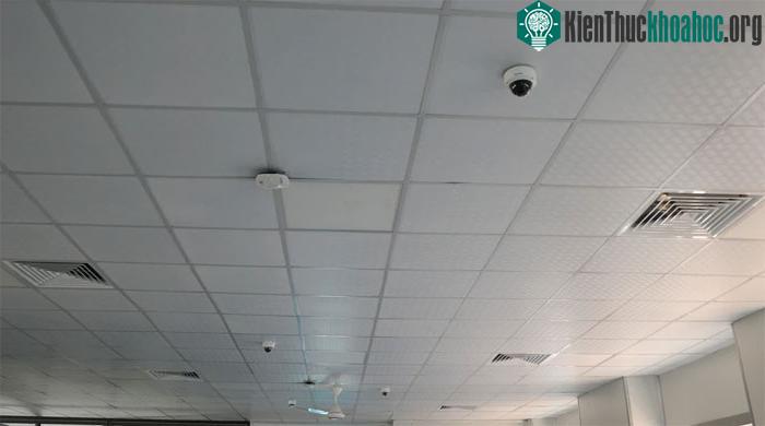 Hệ thống thông gió, quạt, camera giám sát được lắp đặt tại các phòng bệnh