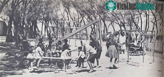 Các bà mẹ và những đứa trẻ ở một sân chơi dành cho trẻ em tại Afghanistan