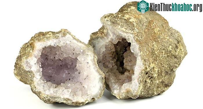 Tinh hốc pha lê màu trong suốt là loại phổ biến nhất