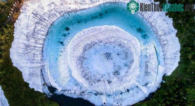 Hồ nước xanh, tuyết trắng chưa tan hết tập trung giữa hồ trong giống như mắt con rồng.