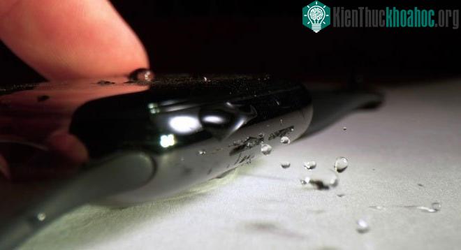 Apple Watch có cơ chế đẩy nước khá thú vị để bảo vệ đồng hồ bị ướt.