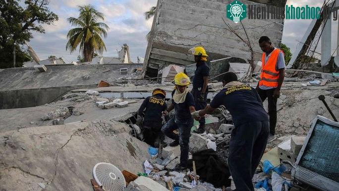Lính cứu hoả tìm kiếm người sống sót ở Les Cayes.