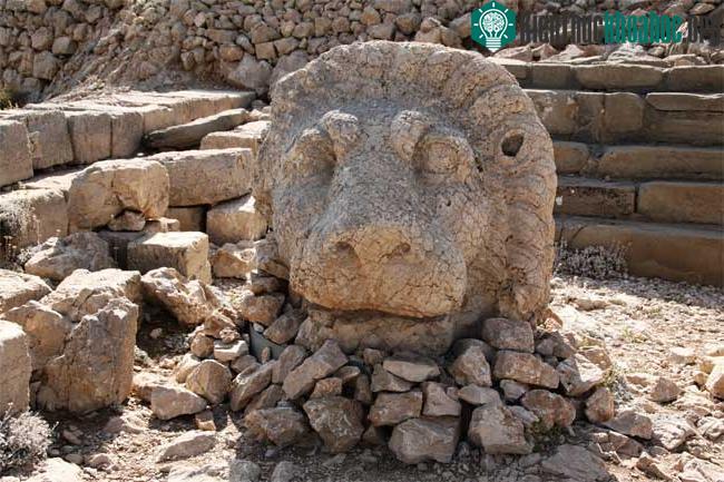 Ngôi đền cũng đồng thời là lăng mộ cổ Nemrut Dag