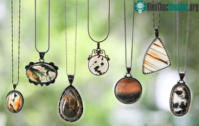 Mã não thường được dùng làm đồ trang sức.