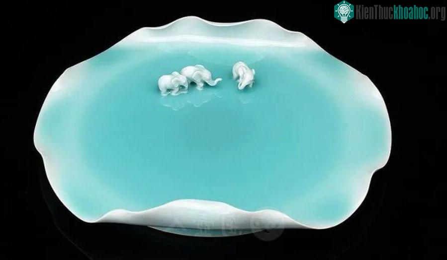 Đĩa sứ Long Tuyền tạo hiệu ứng "trong như nước"