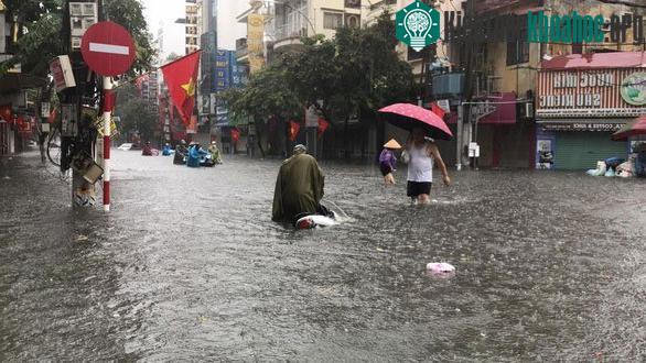 Nhiều phương tiện bị chết máy do phố phường ngập hơn nửa mét