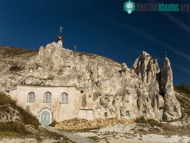 &nbsp;Toà nhà John the Baptist xây dựng tại những ngọn núi đá vôi.