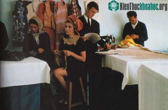 Nhà thiết kế Safia Tarzi tại một studio của ông ở Kabul năm 1969.