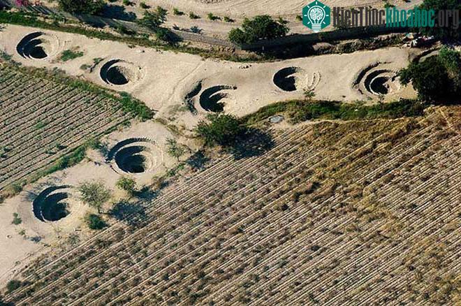 Bí ẩn loạt hố xoắn ốc đắp đá kỳ lạ ở Peru ảnh 3