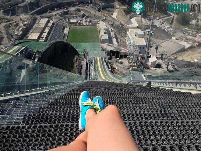 Đây là độ cao mà các vận động viên môn trượt tuyết nhảy xa (Ski jumping) phải đối mặt.