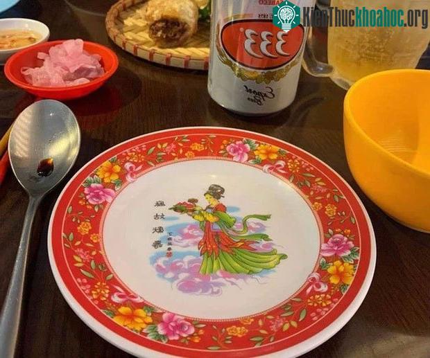 Chiếc đĩa quen thuộc với những người hay đi ăn hàng.
