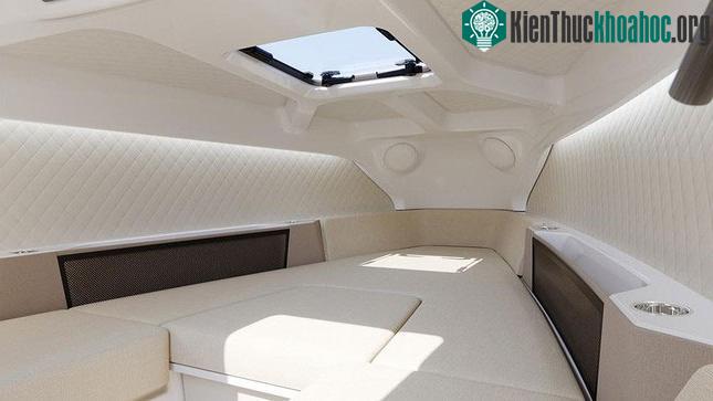 Cabin hiện đại, sang trọng với sofa, giường ngủ và hệ thống âm thanh cao cấp của chiếc C8