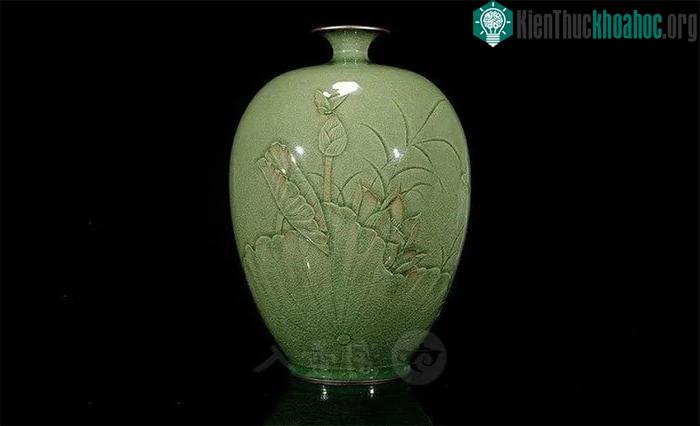 Hoa văn sứ Long Tuyền có đặc điểm là mềm mại, tự nhiên.