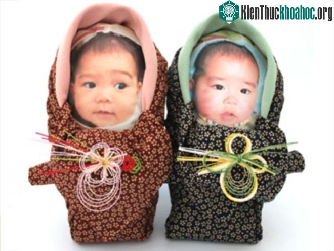 Mỗi bao gạo được cân cẩn thận để bằng với cân nặng của đứa trẻ.