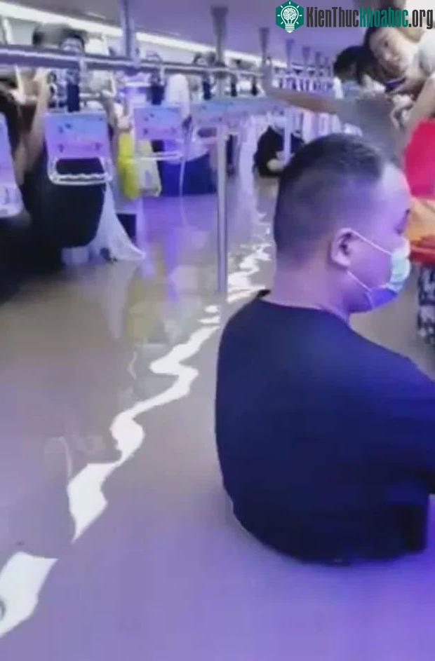 Nước ngập đến ngang ngực người đàn ông