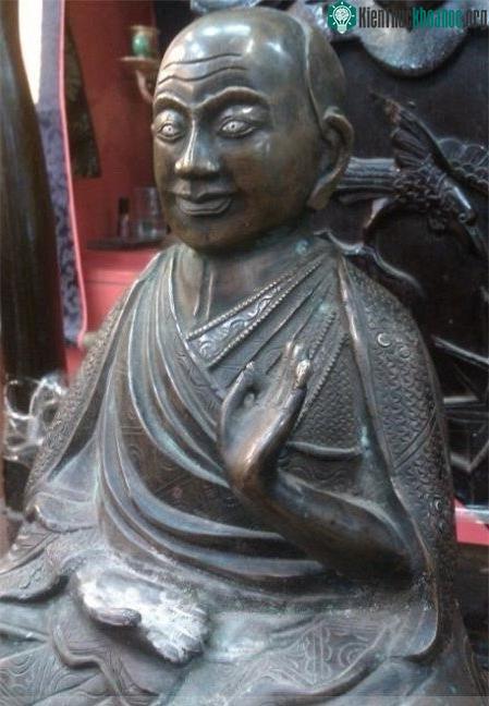 Cổ cách ngân nhãn