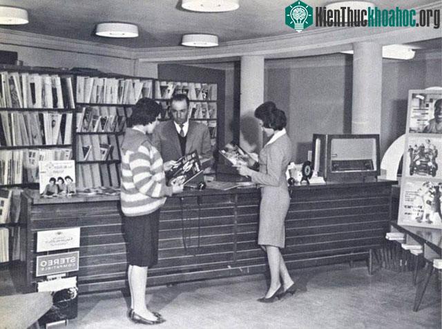 Một cửa hàng băng đĩa ở Kabul năm 1960.