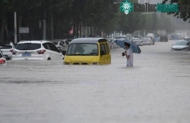 Giao thông bị gián đoạn do ngập úng nghiêm trọng