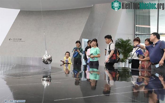 Khách thăm quan trải nghiệm trưng bày tương tác trong bảo tàng
