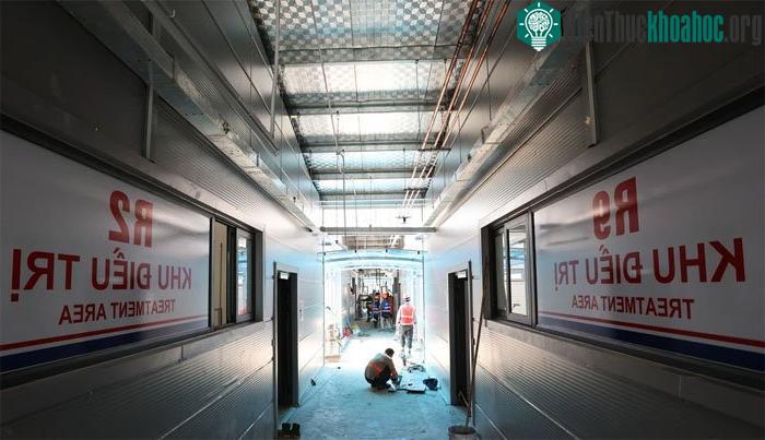 Phía ngoài các khu điều trị đang được công nhân lắp đặt thiết bị