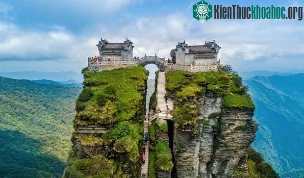 Ngôi chùa nằm trên đỉnh núi tách đôi và những bí ẩn khiến hậu nhân đau đầu ảnh 0