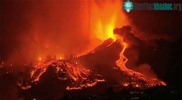 Dung nham phun ra từ một ngọn núi lửa trong công viên quốc gia Cumbre Vieja tại El Paso