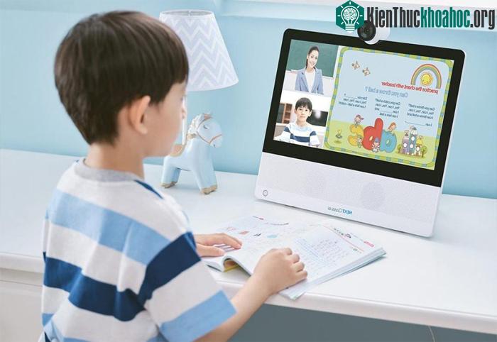 Cha mẹ cần chú ý đặt màn hình đúng tầm mắt của trẻ.