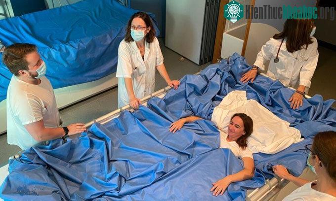 Tình nguyện viên nữ trong thử nghiệm "ngâm khô".