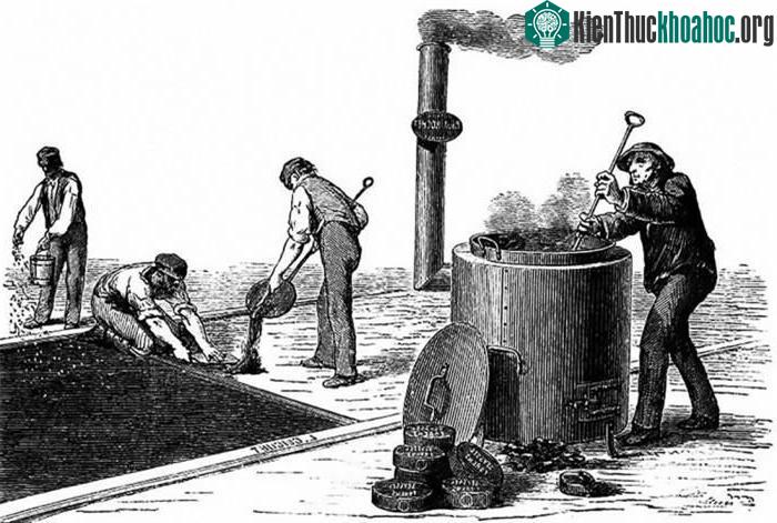 Một cảnh trải thảm nhựa đường từ thế kỷ XX được khắc họa lại.