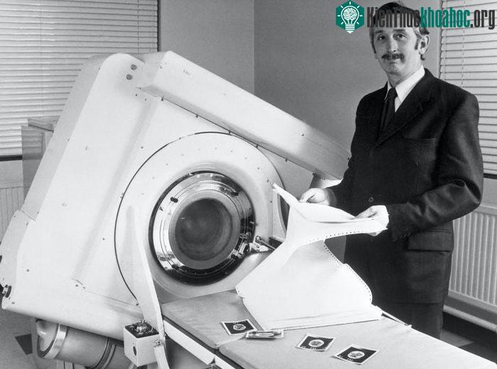 Godfrey Hounsfield đứng bên máy quét EMI-Scanner vào năm 1972.