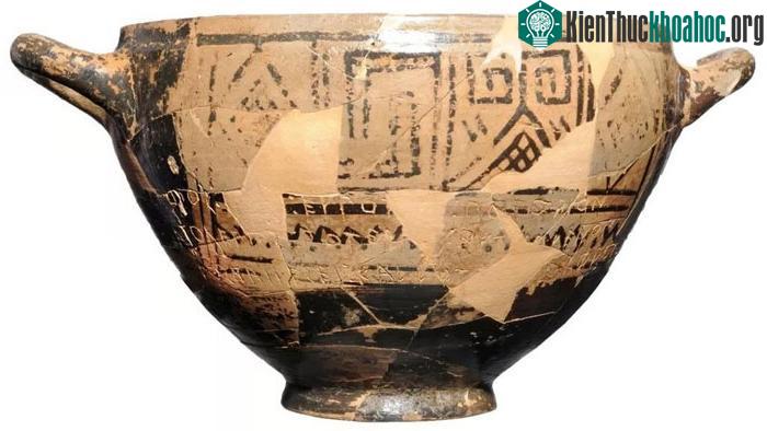 Chiếc cốc Nestor được trưng bày tại bảo tàng khảo cổ Pithecusar trên đảo Ischia của Ý.