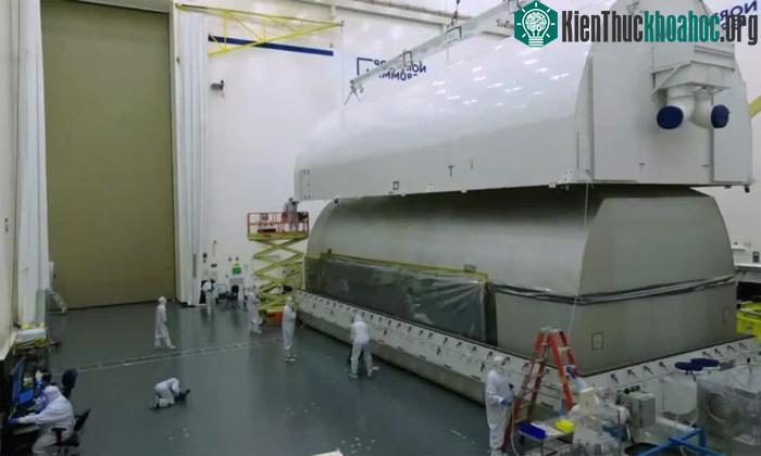 Các kỹ sư đưa kính James Webb vào container.