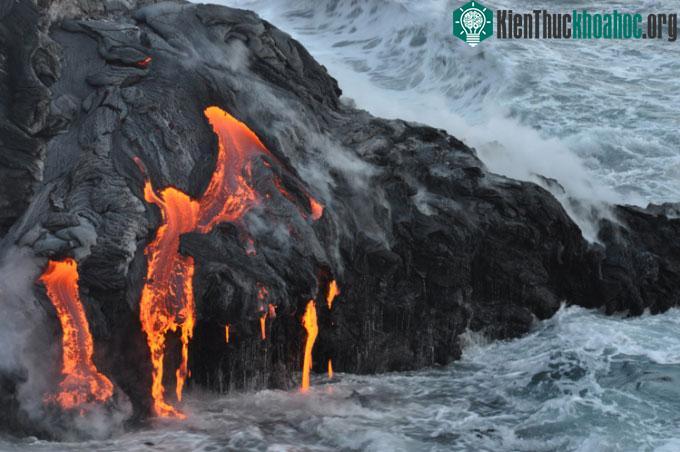 Dung nham chảy vào Thái Bình Dương tại Kupapa‘u Point, Kilauea, Hawaii.