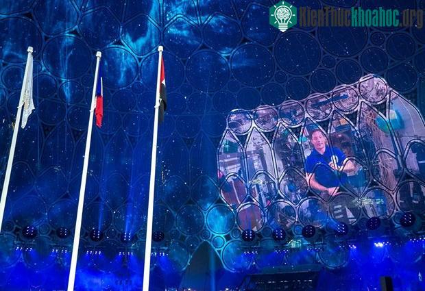Nhà du hành vũ trụ Thomas Pesquet trò chuyện với du khách tại triển lãm.