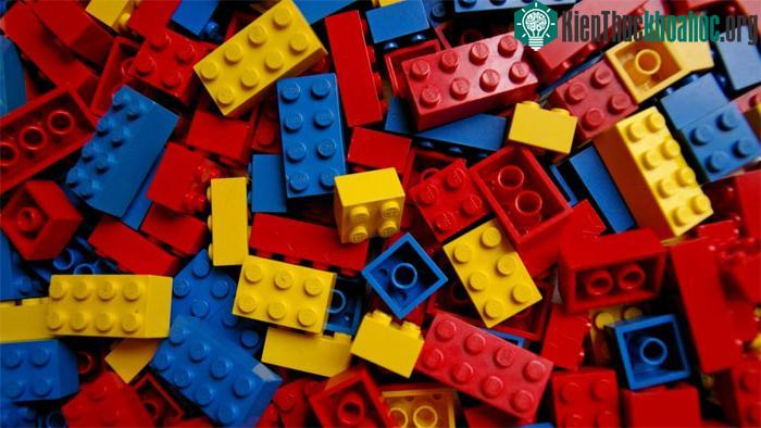 Đa phần những miếng lego đều được làm từ nhựa ABS.